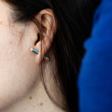 ORECCHINO PASTELLO NEL BLU DIPINTO DI BLU