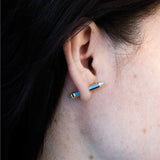 ORECCHINO PASTELLO NEL BLU DIPINTO DI BLU